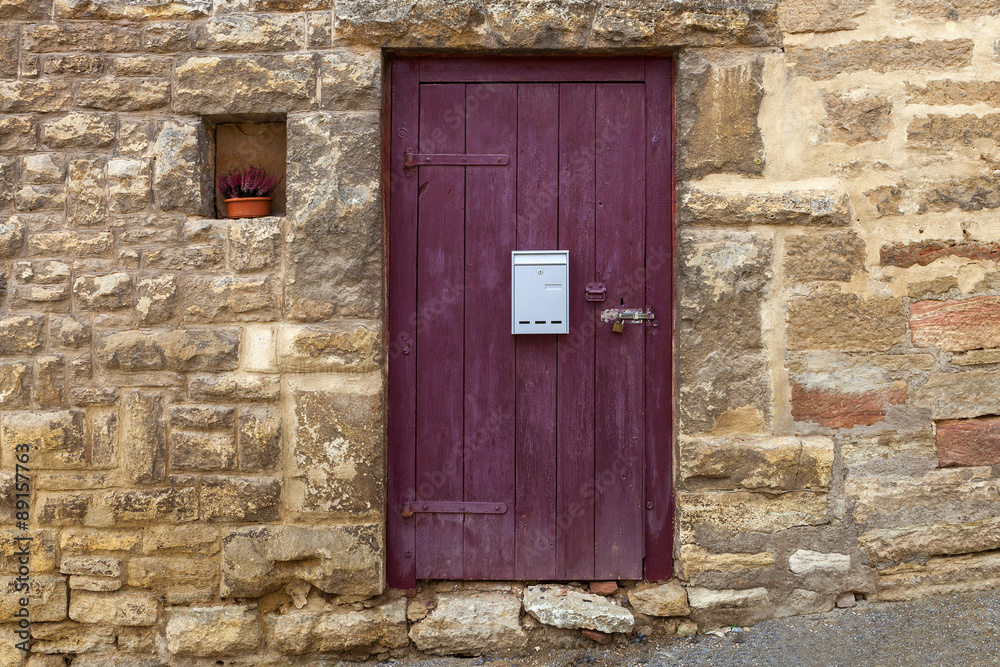 Naklejka premium altes Gebäude mit Holztür