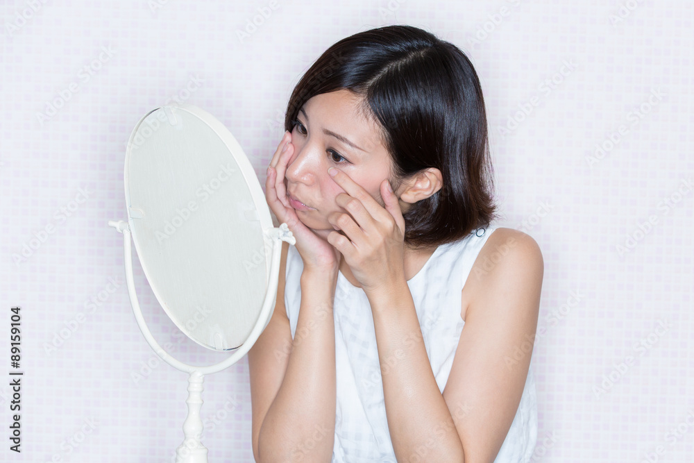 くまを気にする女性 くまを気にする女性