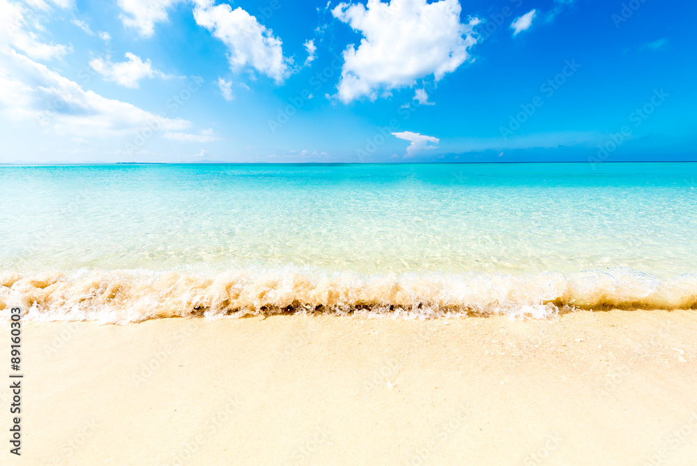 Fototapeta premium Beautiful sea and the white beach, Okinawa, Japan