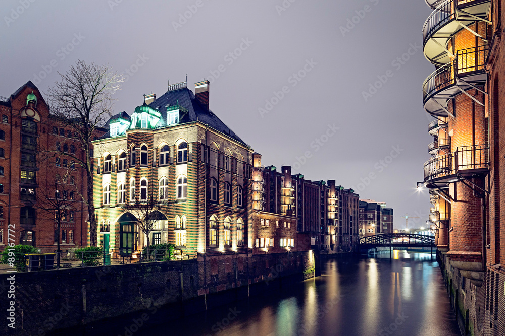 Obraz premium Wasserschloss building in Hansestadt of Hamburg, Germany