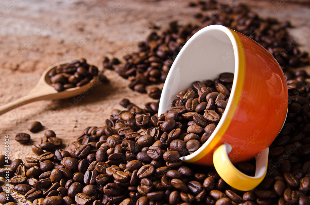 Fototapeta premium coffee cup and coffee beans around