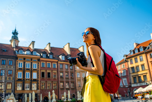 Obraz na płótnie Podróżniczka na starym mieście w Warszawie