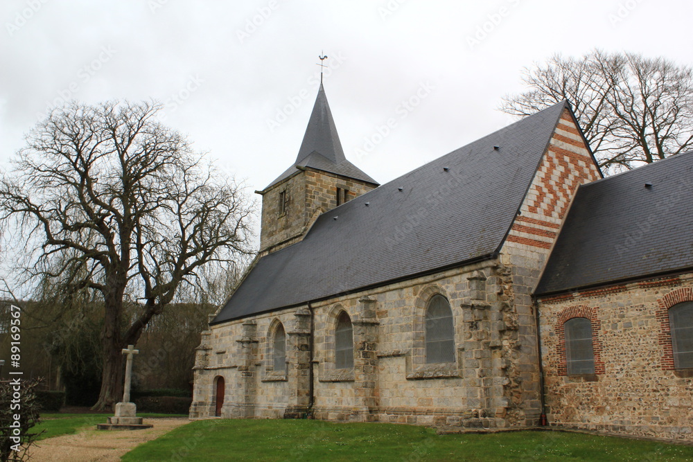 Calvaire et église romane en France
