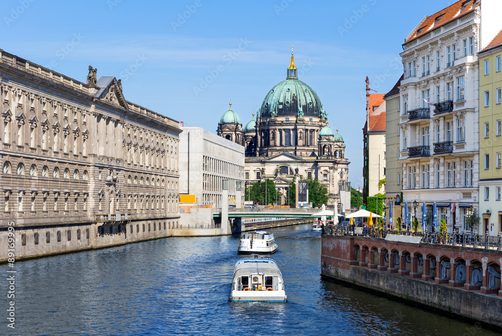 Fototapeta premium Boats on the River Spree with Berliner Dom in the background