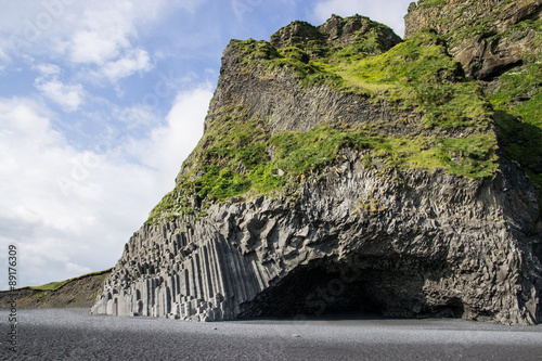 Caverna di Halsanefshellir e basalti colonnari sulla spiaggia di Vik, Islanda