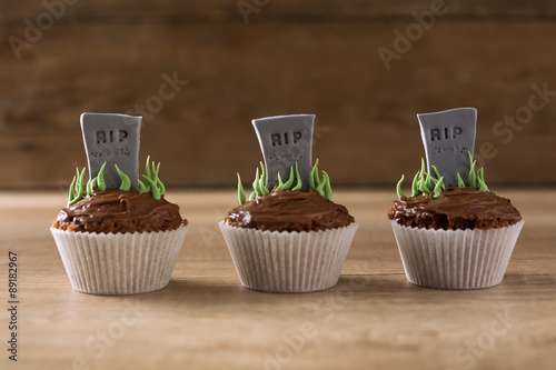 Fototapeta Naklejka Na Ścianę i Meble -  Halloween RIP grave cupcakes