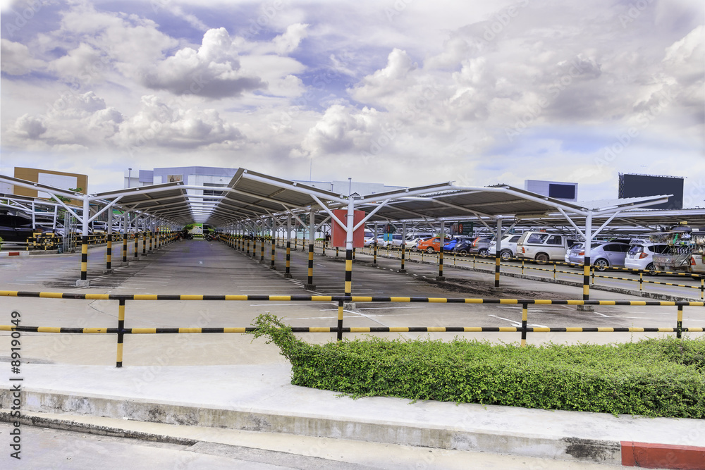 A lot of empty parking space