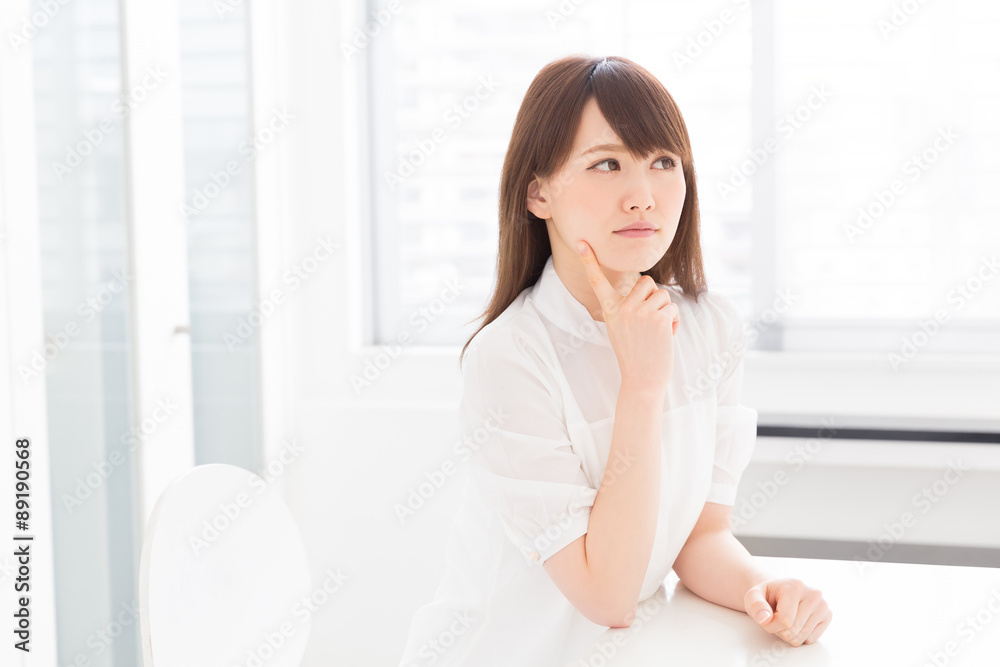 部屋で考える女性