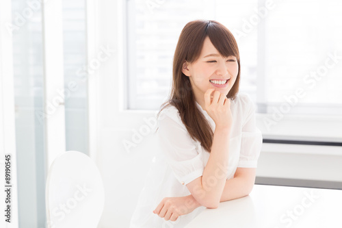 Free Download 部屋でリラックスする女性 - GFXLoad