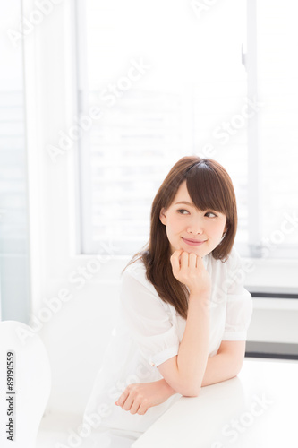 Free Download 部屋でリラックスする女性 - GFXLoad