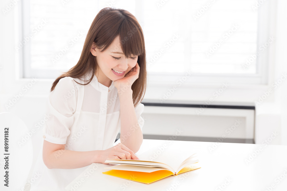 部屋で本を読む女性 部屋で本を読む女性