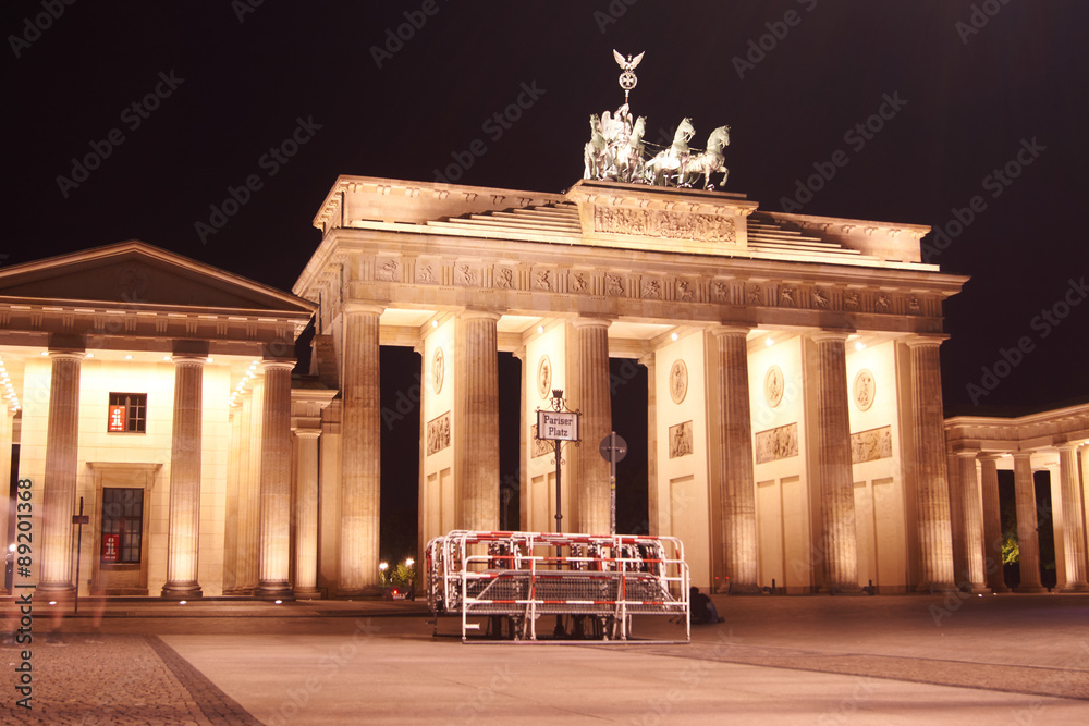 Obraz premium Pariser Platz bei Nacht