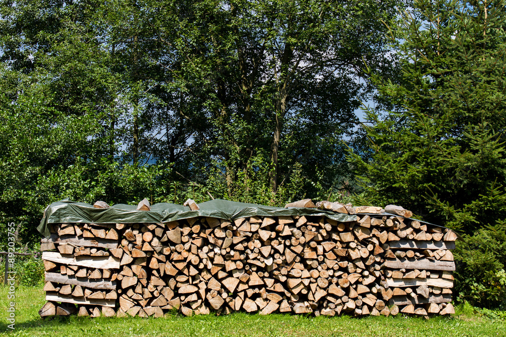 Holzlager - Stapel Feuerholz unter freiem Himmel
