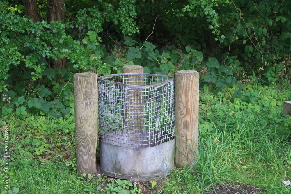 Fototapeta premium Muelleimer aus Draht