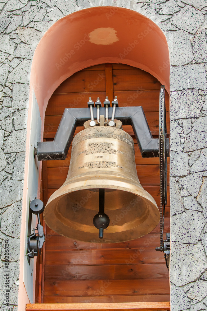 Obraz premium cloche et carillon électrifiés dans clocher d'église