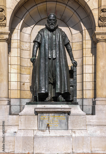 Estatua de Johan van Oldenbarnevelt en Rotterdam  Holanda
