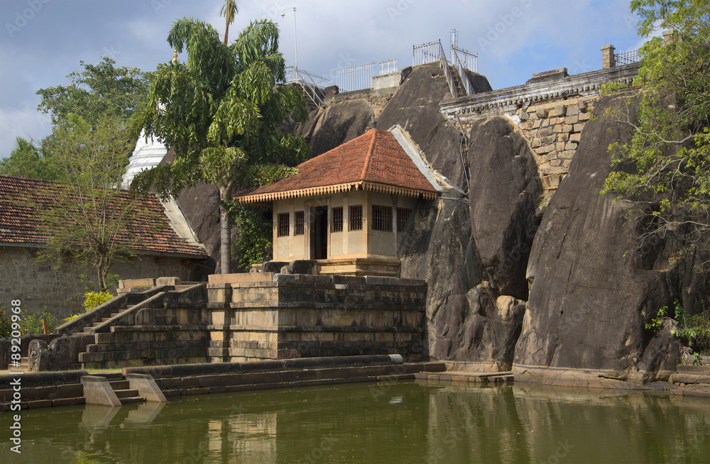 Вход в пещерный храм во дворце Исурумуния. Анурадхапура, Шри-Ланка