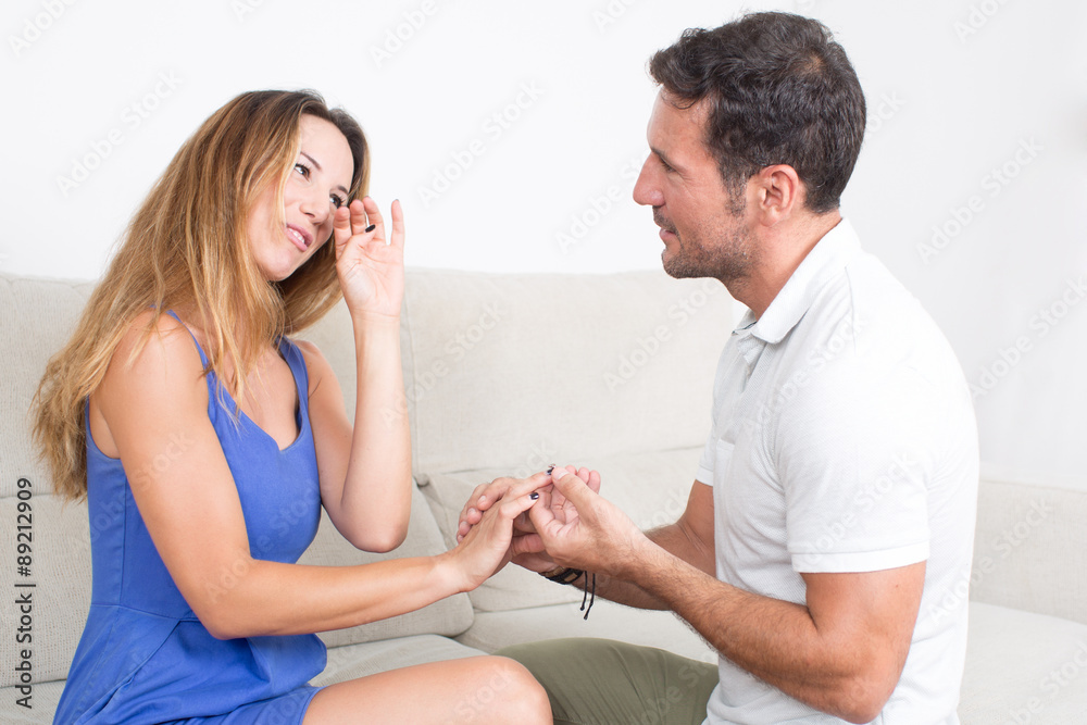 Fototapeta premium Mann bietet Frau um Hand