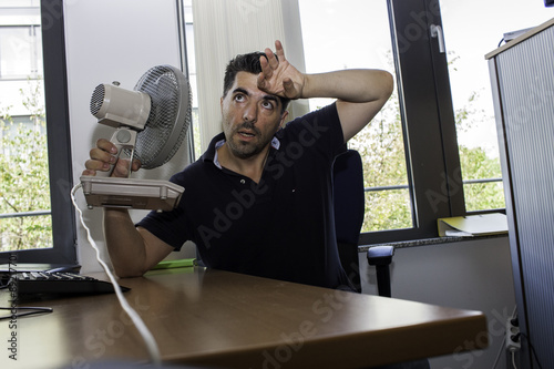 Heißer Tag im Büro