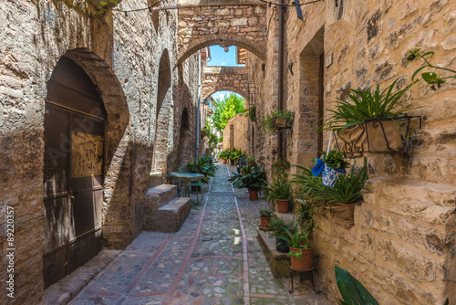 Transitions and abbreviations under the arches in the Italian me