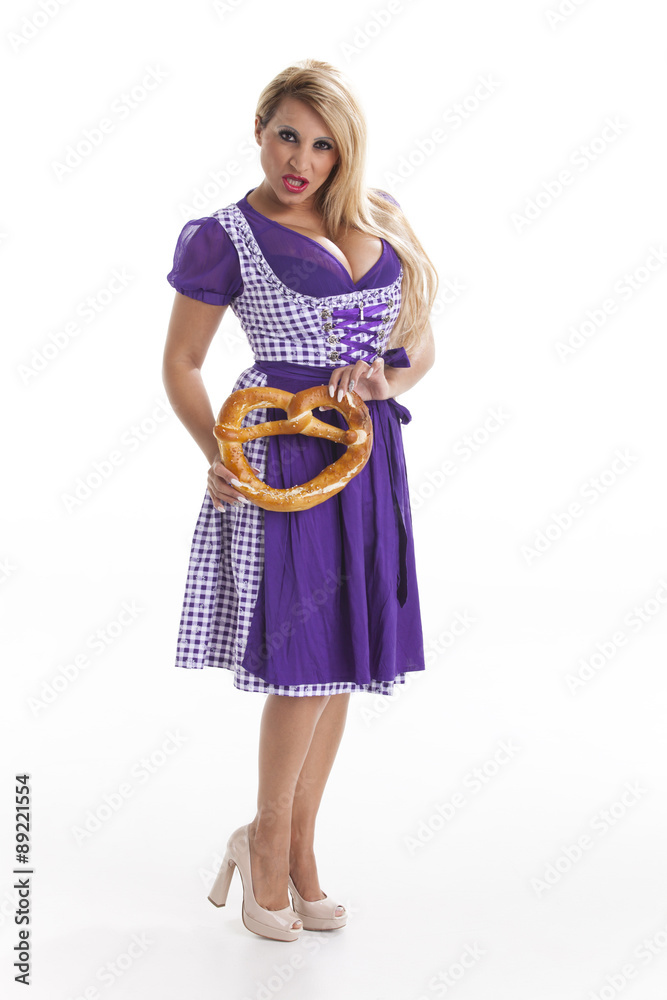 Bayerische Frau in einem Dirndl auf weiß Bayerische Frau in einem Dirndl auf weiß