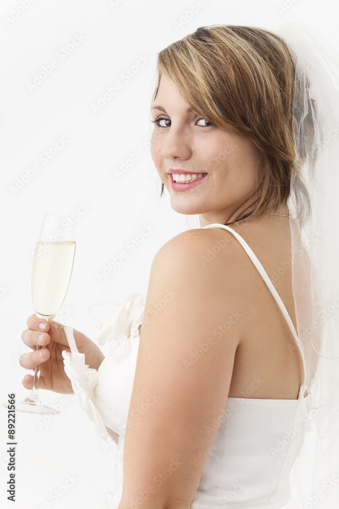 Junge Braut mit einem Glas Champagner Junge Braut mit einem Glas Champagner
