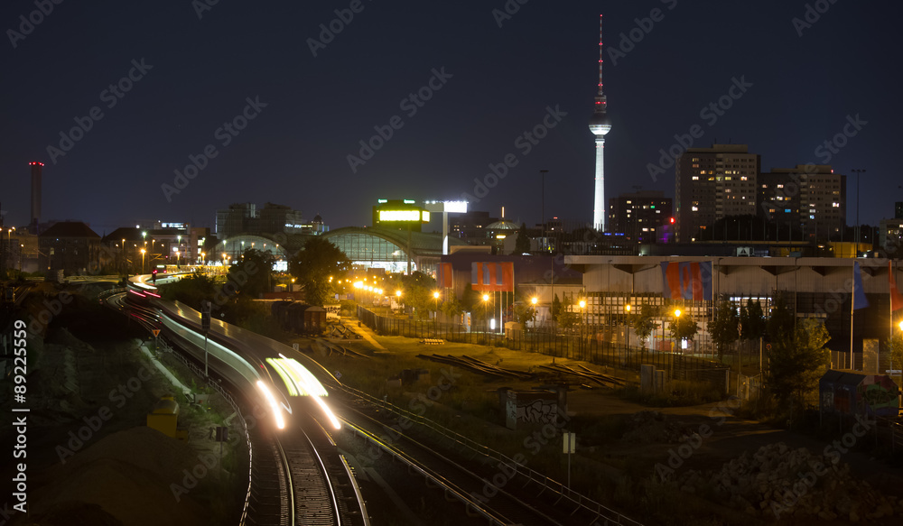Fototapeta premium alexanderplatz berlin niemcy nocny ruch pociągów