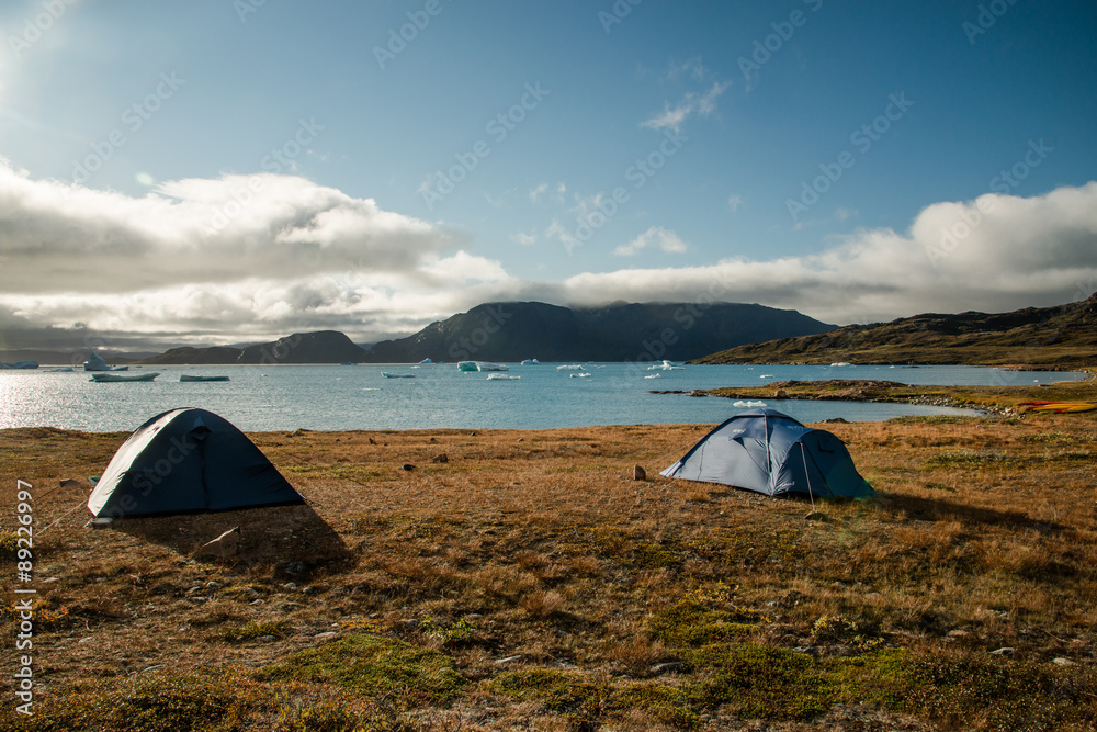 2 tentes face à l'océan arctique avec des icebergs