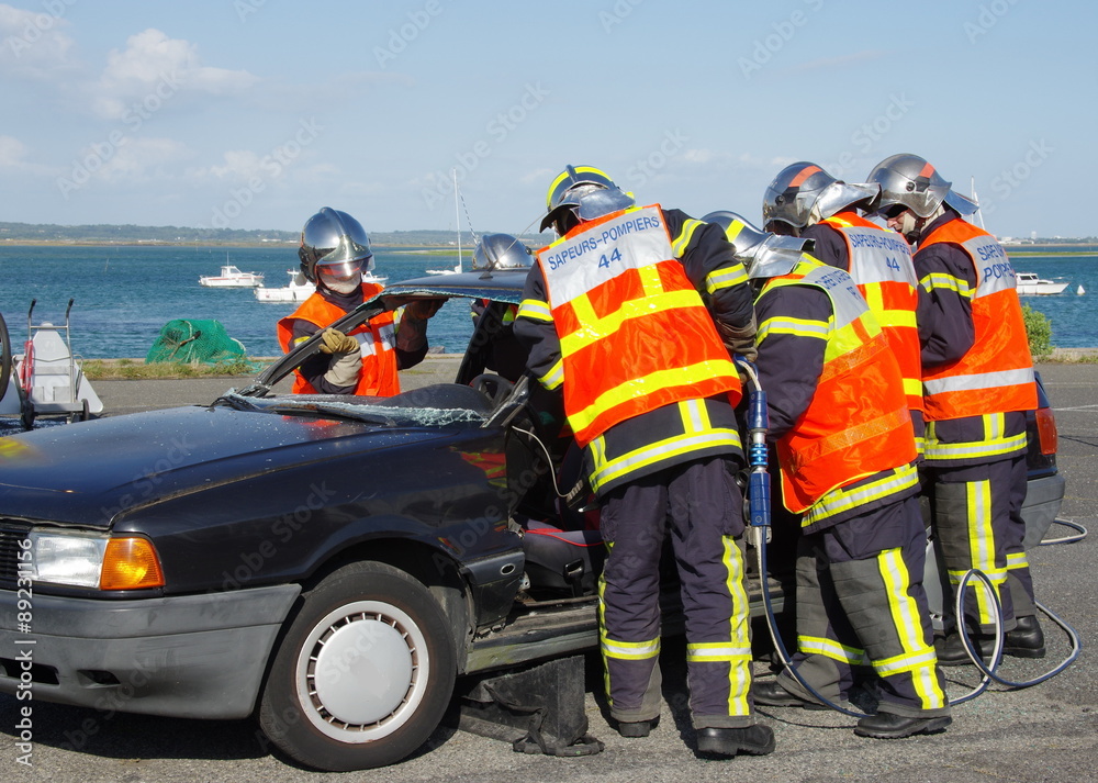 Fototapeta premium sapeurs pompiers sur un accident de la route