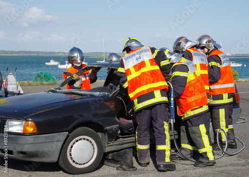sapeurs pompiers sur un accident de la route