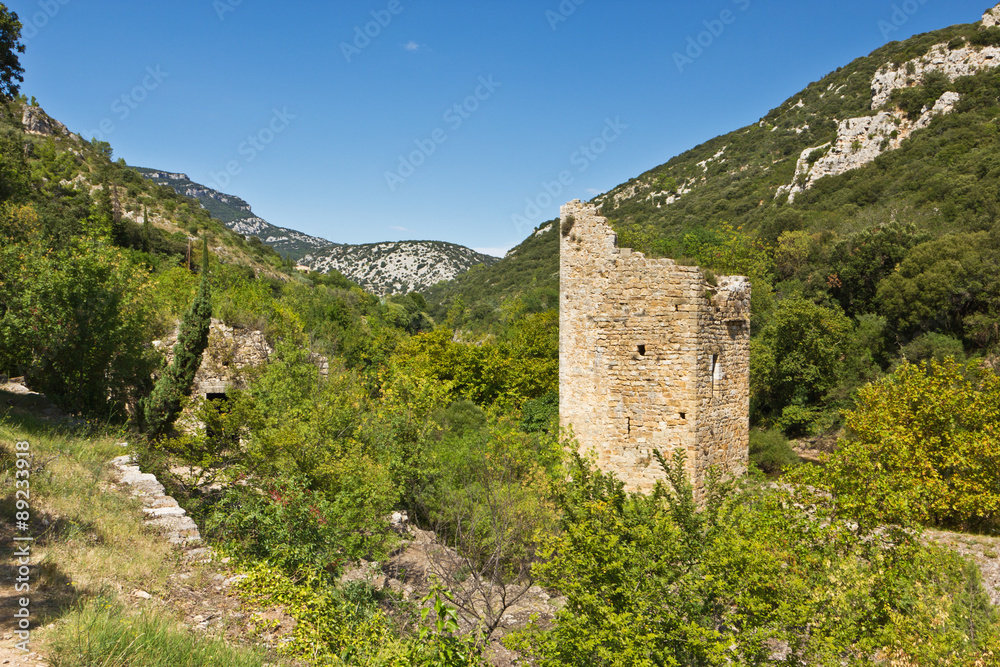 Pilgerweg mit Ruine bei Saint Guilhem le Désert 2 Pilgerweg mit Ruine bei Saint Guilhem le Désert 2