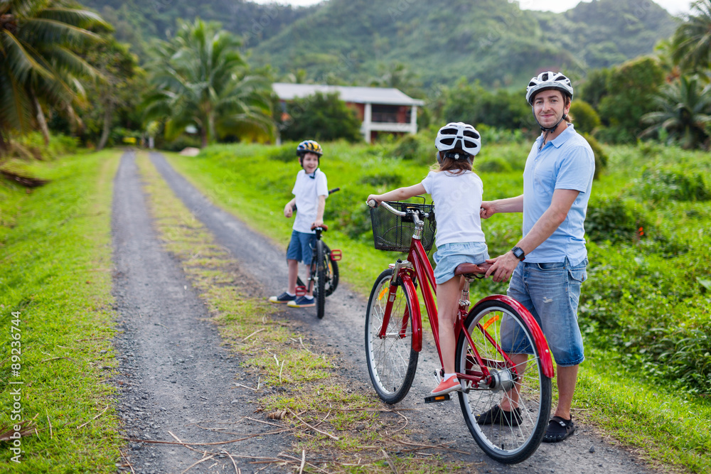 Fototapeta premium Family on bike ride