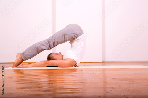 Frau in Yogaposition 