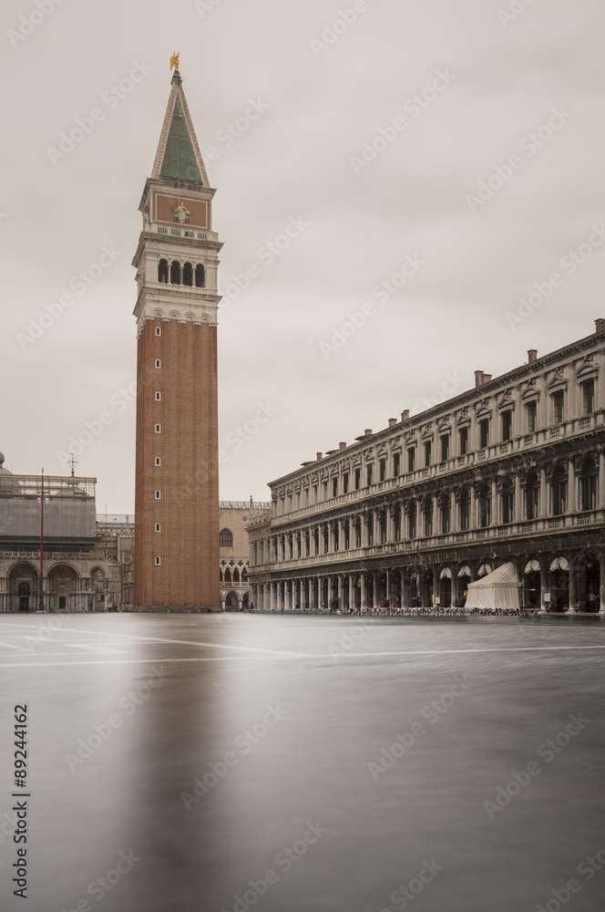 Naklejka premium Early view of historical square of San Marco during high tide on November 5, 2014