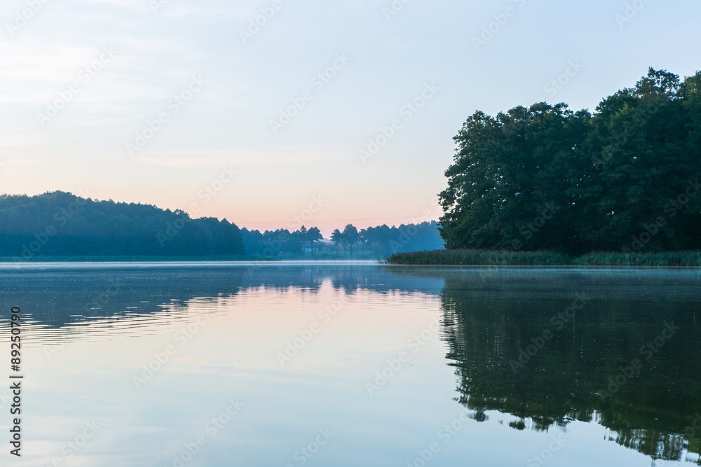 Beautifulsunrise over lake