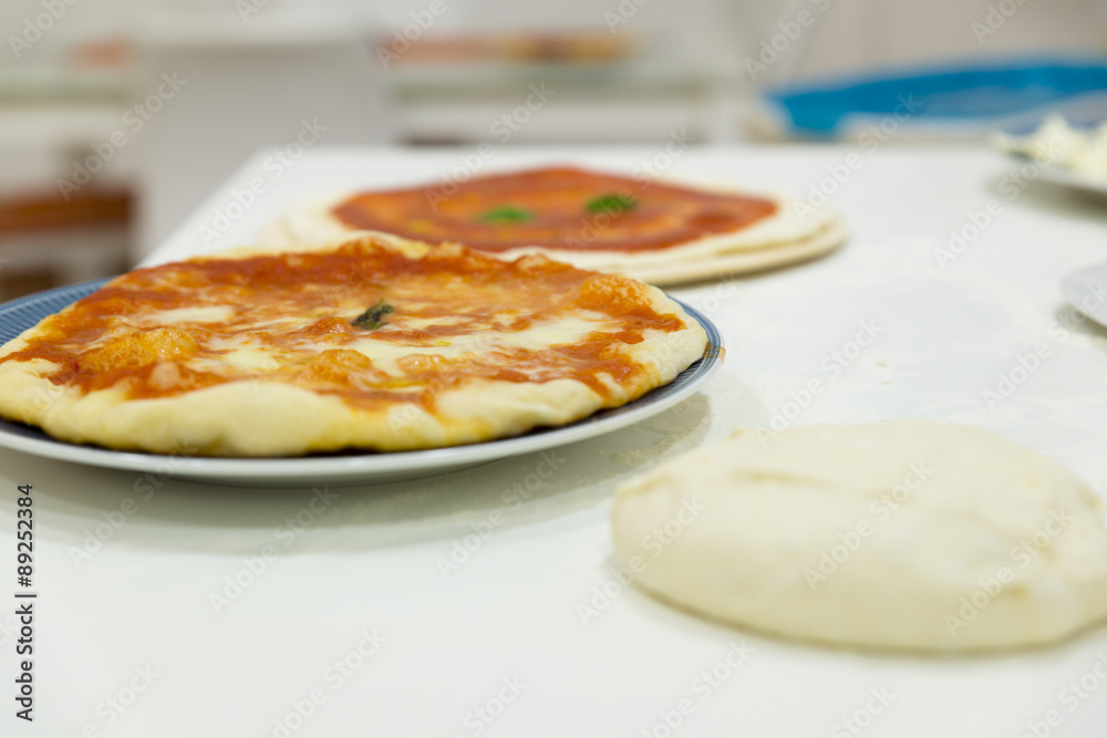 pizza fatta in casa con forno elettrico Stock Photo | Adobe Stock