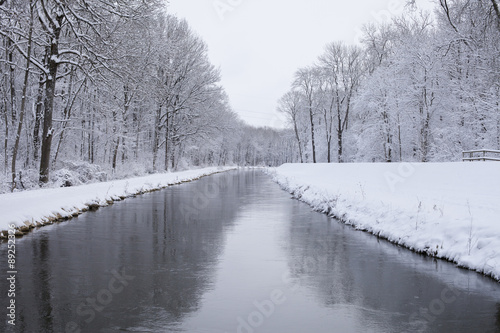 Fluss mit Schnee im Winter