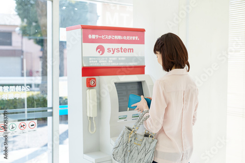 ATMを使う女性
