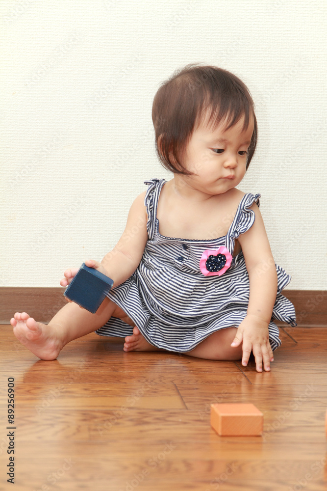 積み木で遊ぶ赤ちゃん(0歳児)