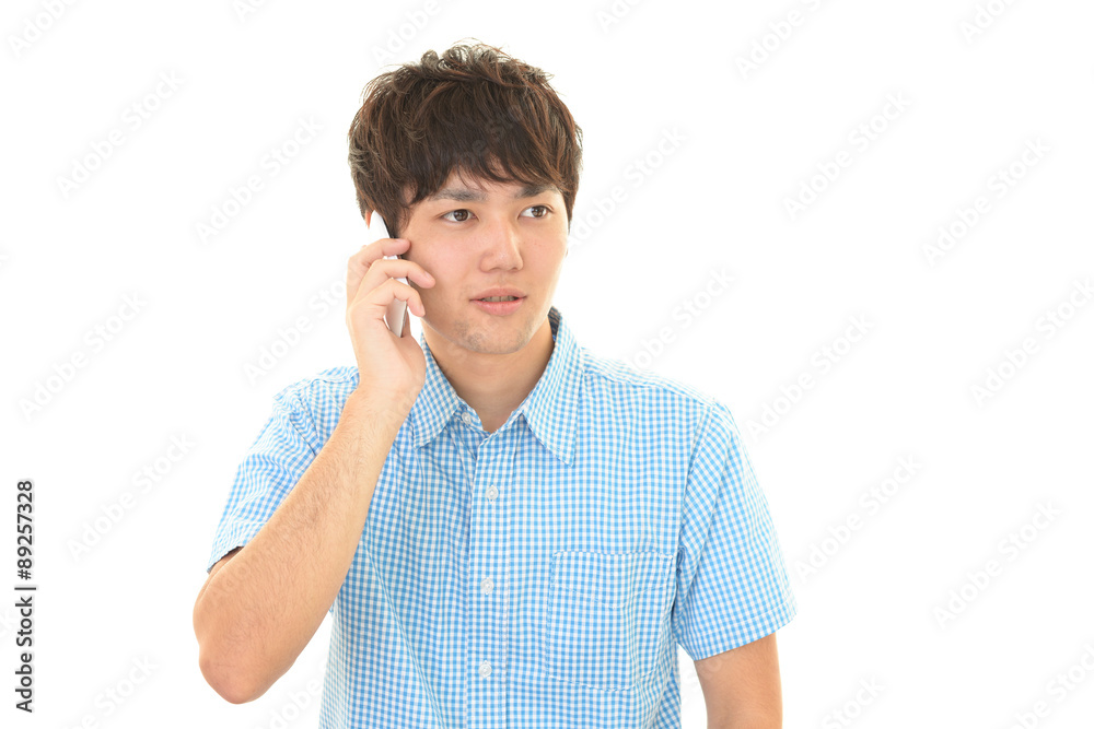 スマートフォンで会話中の男性 スマートフォンで会話中の男性