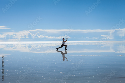Uomo pratica esercizi Yoga nel Salar de Uyuni, Bolivia