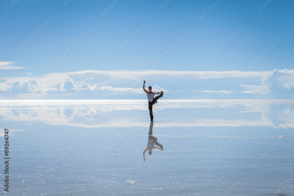 Uomo pratica esercizi Yoga nel Salar de Uyuni, Bolivia Uomo pratica esercizi Yoga nel Salar de Uyuni, Bolivia