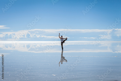 Uomo pratica esercizi Yoga nel Salar de Uyuni, Bolivia © nnerto