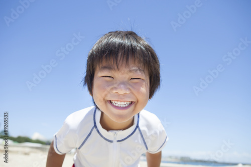 青空と笑顔の子供