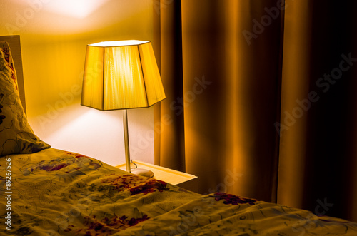 薄暗いベッドルームとランプ