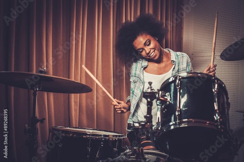 Photo Black woman drummer in a recording studio