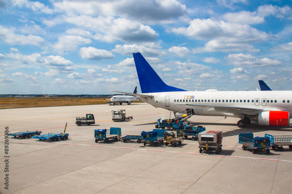 Obraz premium Airport and luggagecars