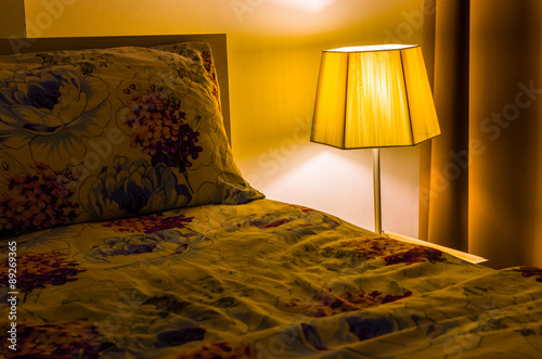 薄暗いベッドルームとランプ