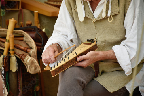 Psaltery being played