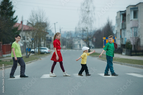 Φωτογραφία children crossing street on crosswalk